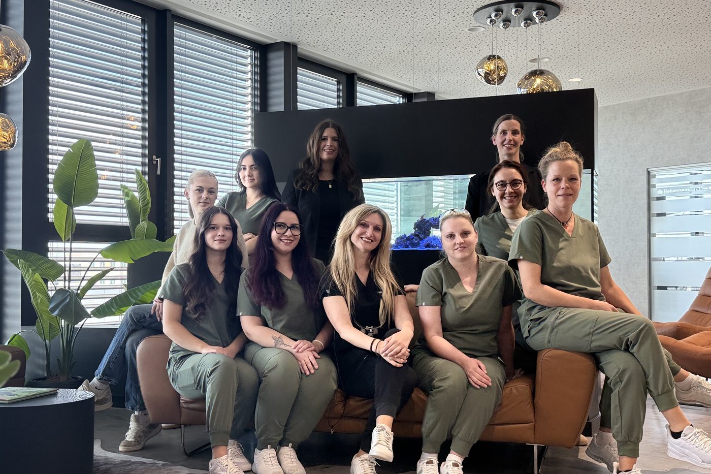 Das Team von Smart DentArt im Wartebereich der Praxis in Wolfsburg